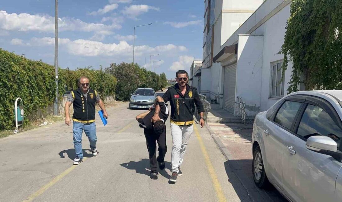 Adana’da yaşanan olayda tabancayla 3 kişiyi öldüren şüpheli, mahkemeye çıkarılarak