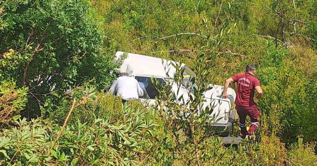 Manavgat ilçesinde bir otomobilin 5 metre yüksekliğindeki şarampole uçması sonucu