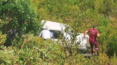 Manavgat ilçesinde bir otomobilin 5 metre yüksekliğindeki şarampole uçması sonucu