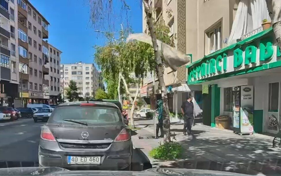 Erzurum’un Yakutiye ilçesinde, bir binanın yedinci katından düşen bir halı,
