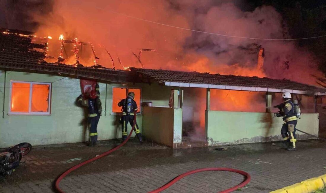 Kocaeli’nin Kartepe ilçesinde bir kadının da içinde bulunduğu evi ateşe