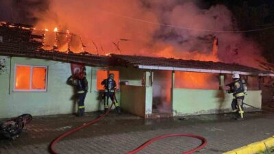 Kocaeli’nin Kartepe ilçesinde bir kadının da içinde bulunduğu evi ateşe