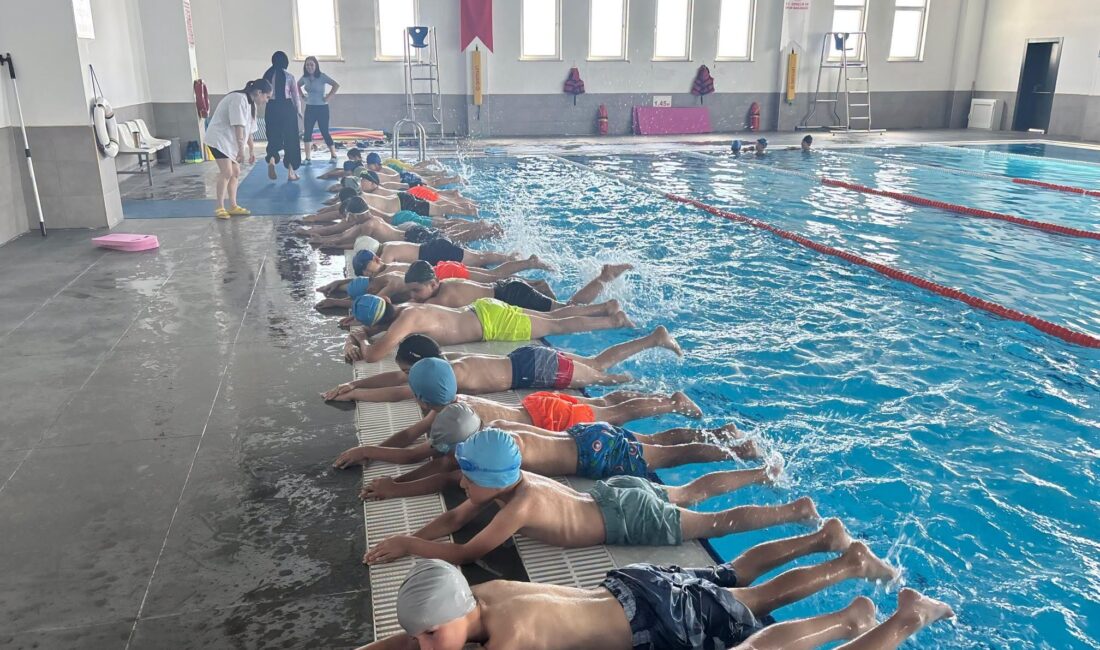 Kırşehir’in Çiçekdağı ilçesinde, belediye tarafından gençlerin yaz tatilini hem öğrenerek