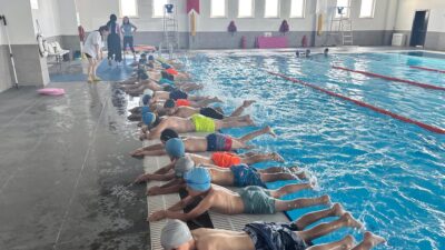 Kırşehir’in Çiçekdağı ilçesinde, belediye tarafından gençlerin yaz tatilini hem öğrenerek