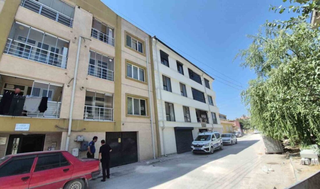 Eskişehir’de, 3 yaşındaki bir kız çocuğu, 3. kattaki evlerinin penceresinden