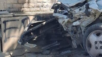 Erdek ilçesinde yaşanan bir trafik kazasında, park halindeki araçlara ve
