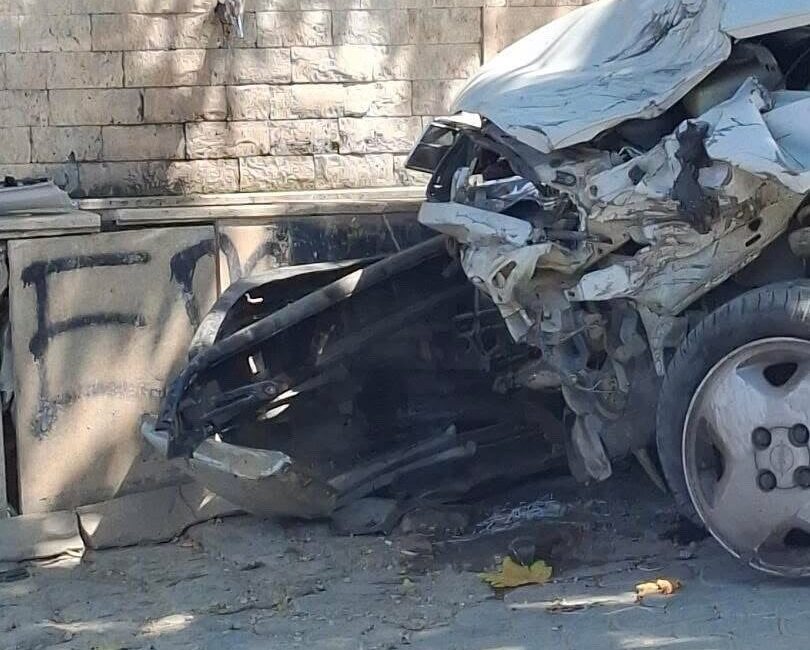 Erdek ilçesinde yaşanan bir trafik kazasında, park halindeki araçlara ve