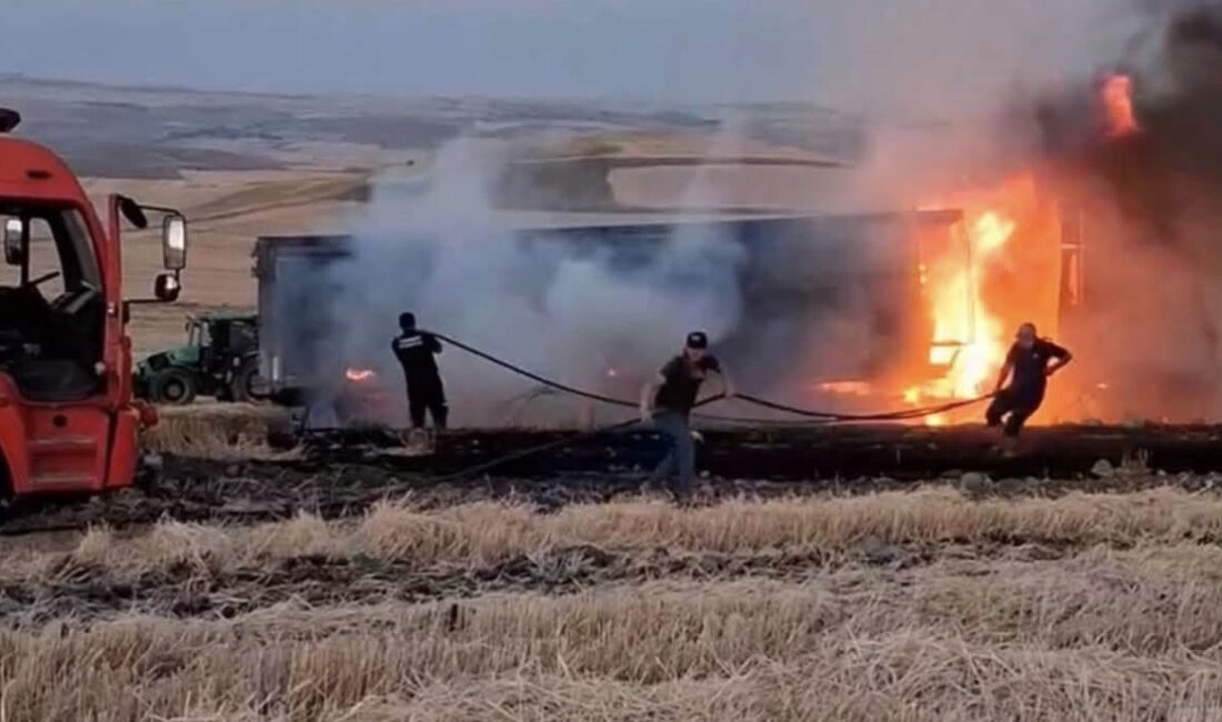 Susuz Köyü’nde, hasat yapılmış tarlada bulunan bir TIR’da çıkan yangın