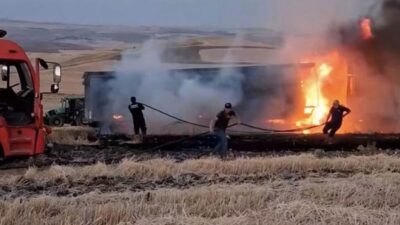 Susuz Köyü’nde, hasat yapılmış tarlada bulunan bir TIR’da çıkan yangın
