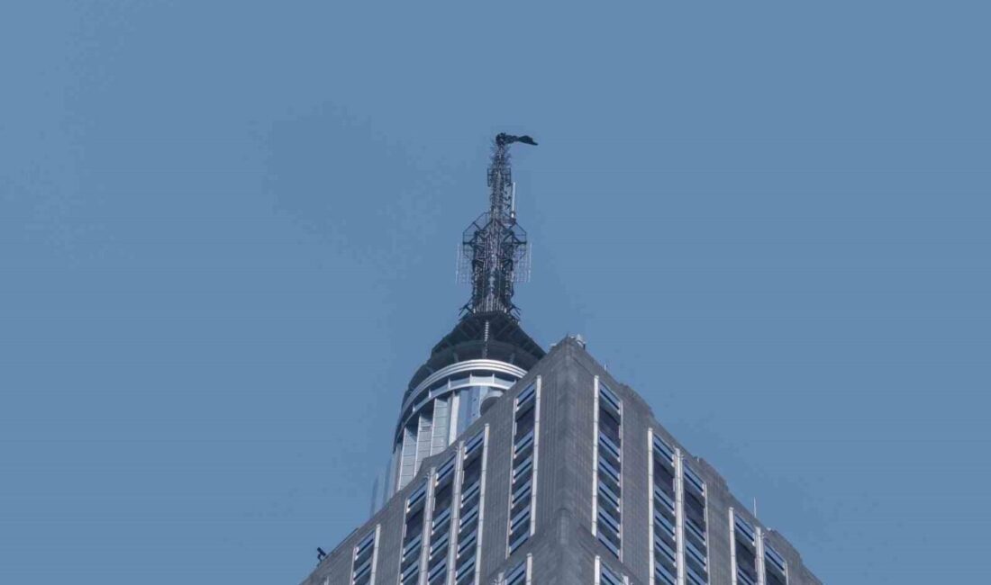 New York’ta, ABD’nin Empire State binasının 443 metre yüksekliğindeki tepesine