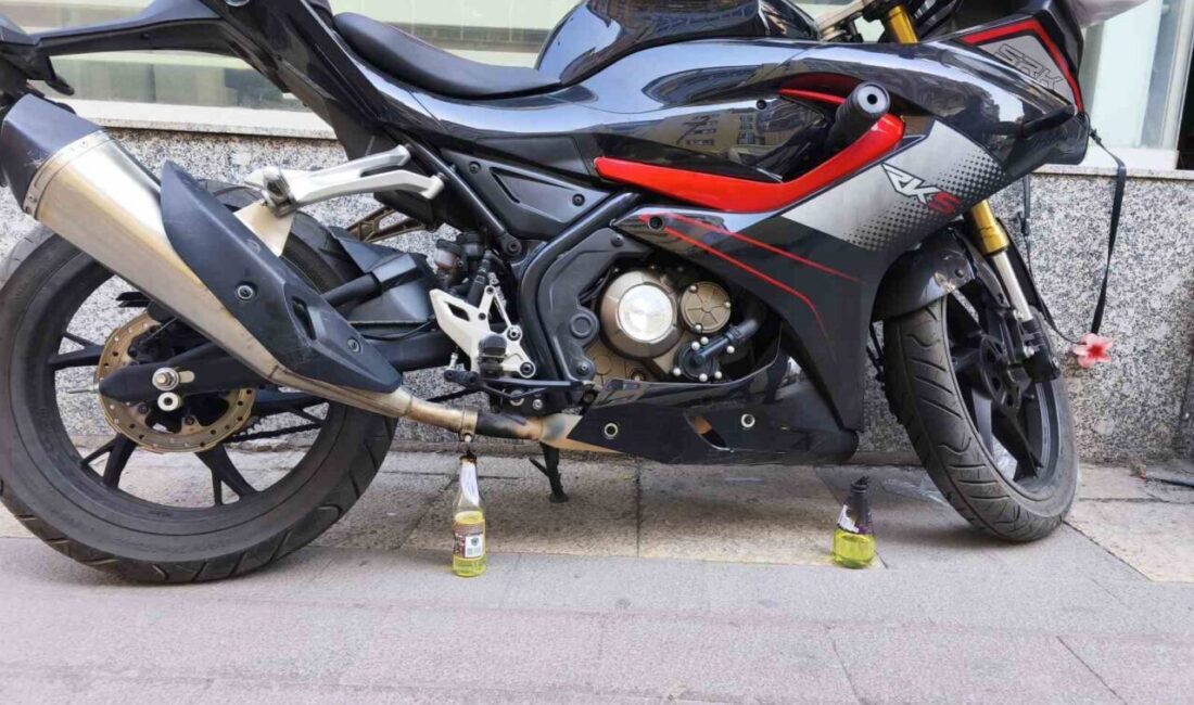 Denizli’de bir motosiklet, gece saatlerinde park edildikten sonra altına konulan