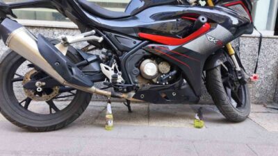 Denizli’de bir motosiklet, gece saatlerinde park edildikten sonra altına konulan