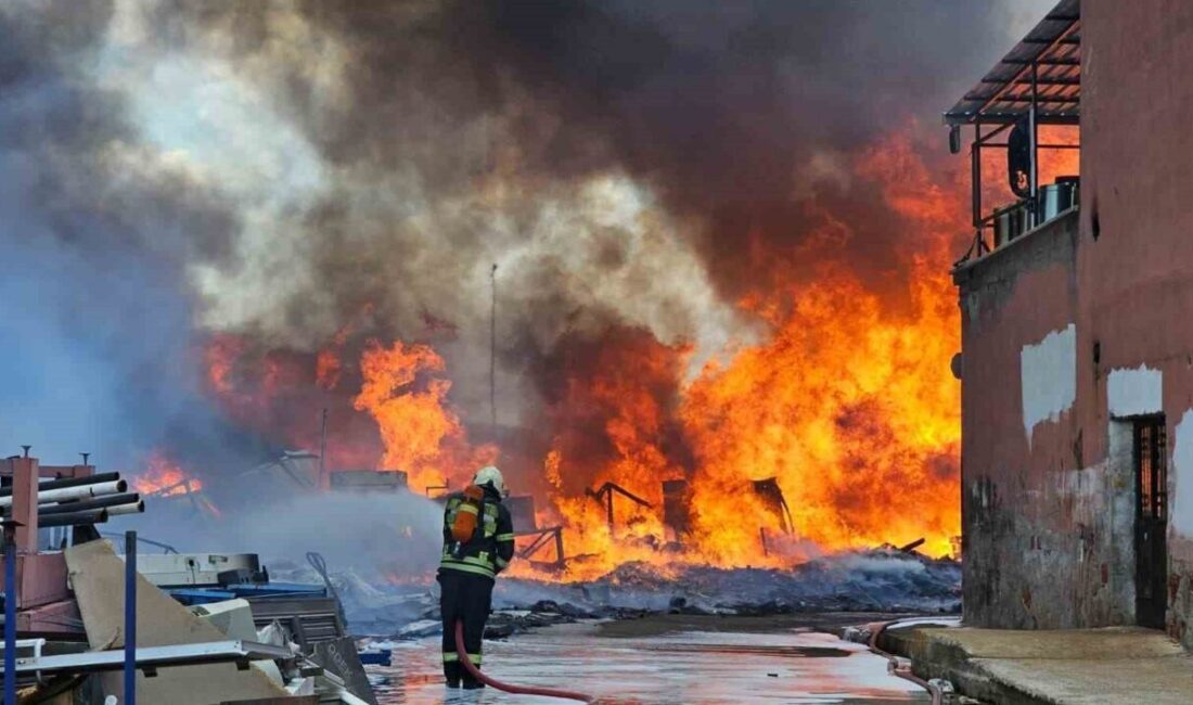 Kayseri’nin Melikgazi ilçesinde açık alanda biriktirilmiş hurda malzemeler alev aldı.
