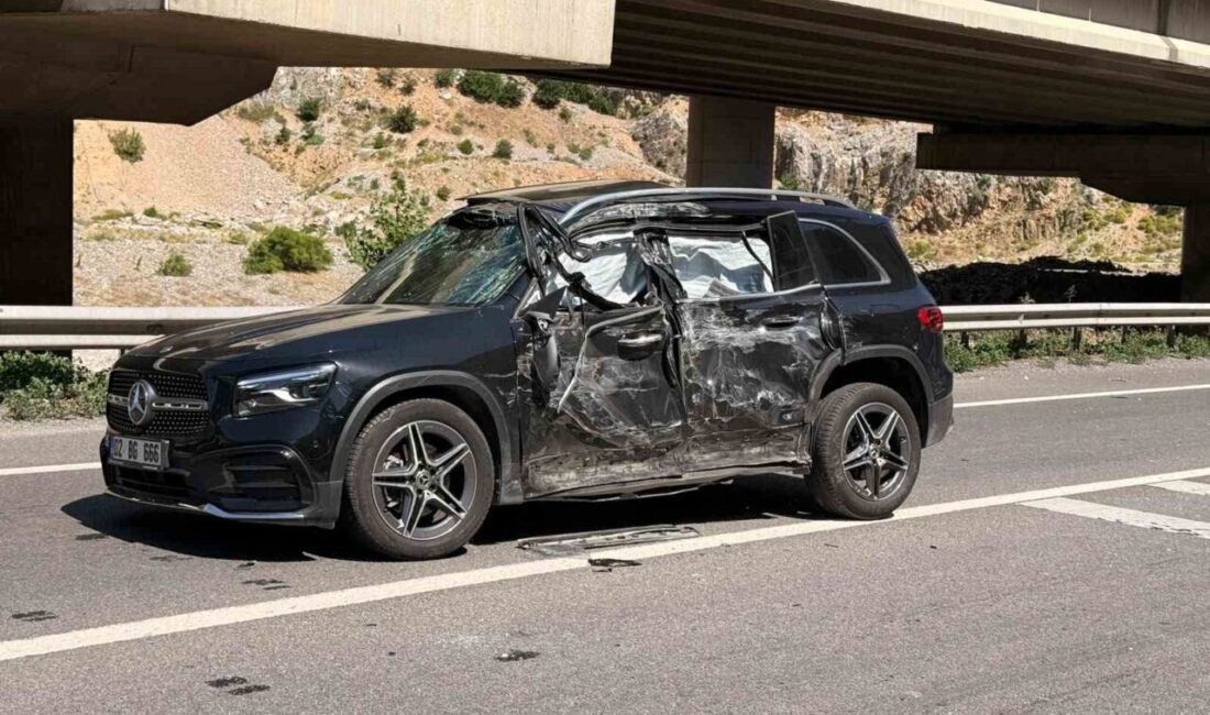 Pozantı ilçesinde meydana gelen trafik kazasında cip ile tankerin çarpışması