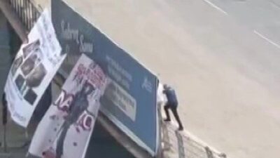 Adana’da bir şahıs, NATO’yu protesto etmek amacıyla bulunduğu köprülü kavşağa