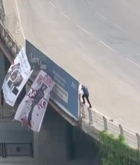Adana’da bir şahıs, NATO’yu protesto etmek amacıyla bulunduğu köprülü kavşağa