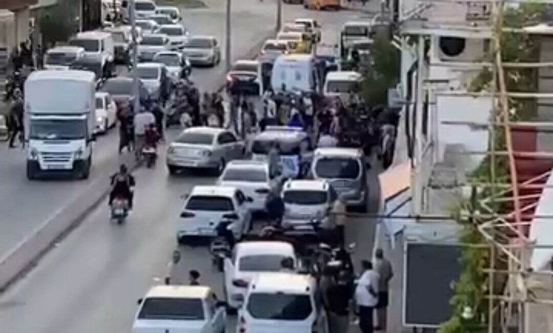 Adana’da gerçekleşen silahlı çatışmada, 19 yaşındaki bir genç yaşamını yitirdi.