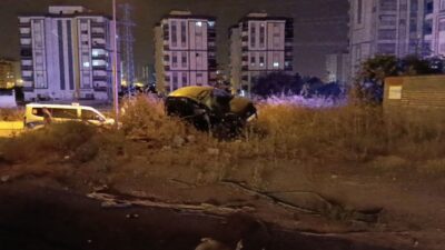 Kozan ilçesinde meydana gelen trafik kazasında, otomobilin takla atması sonucu