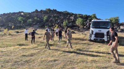 Bitlis’in Adilcevaz ilçesine bağlı Aydınlar beldesinde çıkan yangın hızla yayılarak