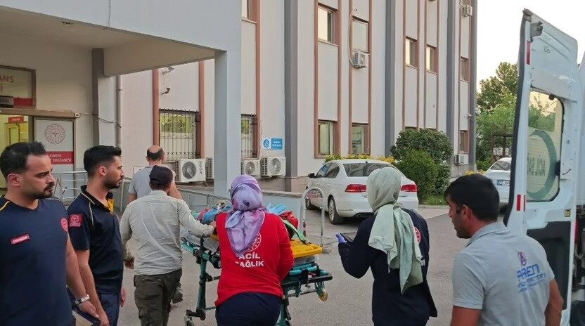 Kahta ilçesinde meydana gelen trafik kazasında bir kamyonet devrildi ve