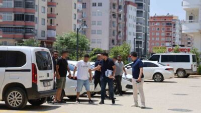 Kozan ilçesinde yaşanan olayda, adliye önünde iki grup arasında çıkan