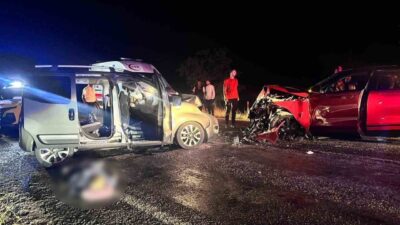 Afyonkarahisar’da meydana gelen trafik kazasında, hafif ticari araç ile otomobilin