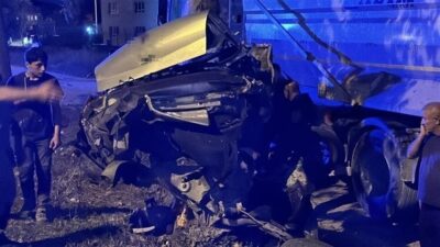 Sakarya’nın Erenler ilçesinde meydana gelen trafik kazasında sürücüsünün kontrolünden çıkan