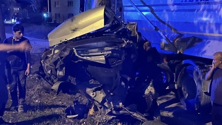 Sakarya’nın Erenler ilçesinde meydana gelen trafik kazasında sürücüsünün kontrolünden çıkan