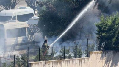 Kocaeli’nin Gebze ilçesinde bir ağaçlık alanda meydana gelen yangın, itfaiye
