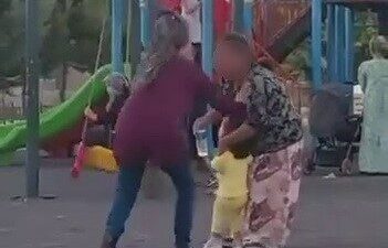 Kahta ilçesindeki bir parkta ağlayan bir çocuğa yardım etmeye çalışan
