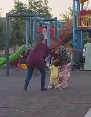 Kahta ilçesindeki bir parkta ağlayan bir çocuğa yardım etmeye çalışan
