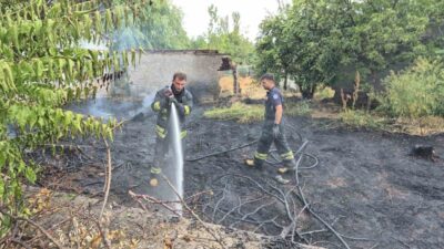 Eskişehir’de, bir vatandaşın evin bahçesindeki otların alev almasına neden olan