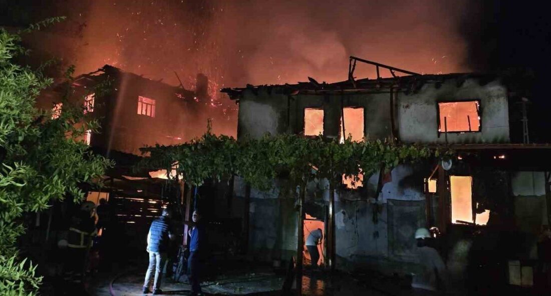 Bilecik’te Gülümbe Köyü’nde 2 katlı ahşap bir evde başlayan yangın,