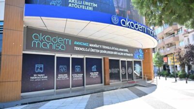 Manisa Büyükşehir Belediyesi’nin girişimiyle hayata geçirilen Akademi Manisa, gençlere ücretsiz