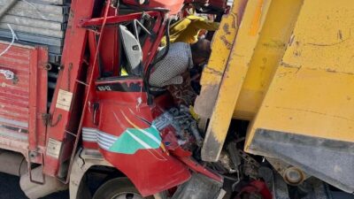 Aksaray’da meydana gelen bir trafik kazasında, demir yüklü kamyonetin hafriyat