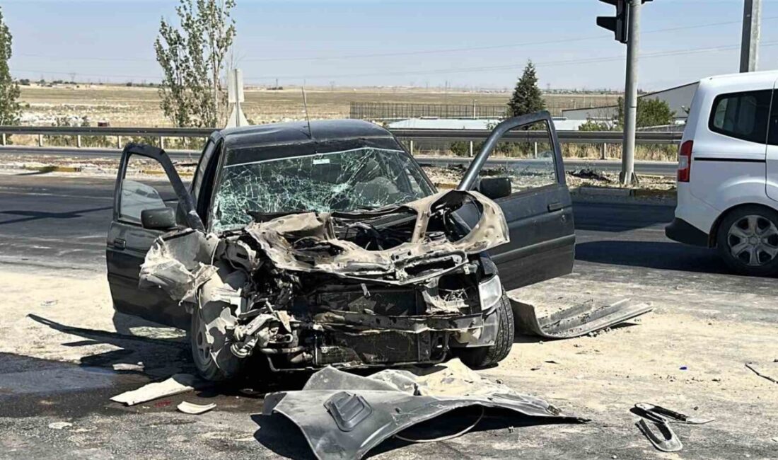 Aksaray’da yaşanan trafik kazasında, bir otomobilin vince arkadan çarpması sonucu