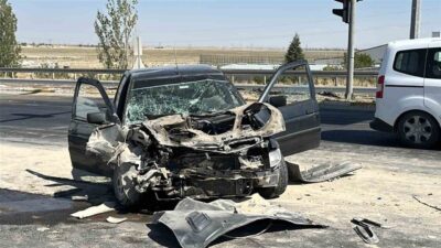Aksaray’da yaşanan trafik kazasında, bir otomobilin vince arkadan çarpması sonucu