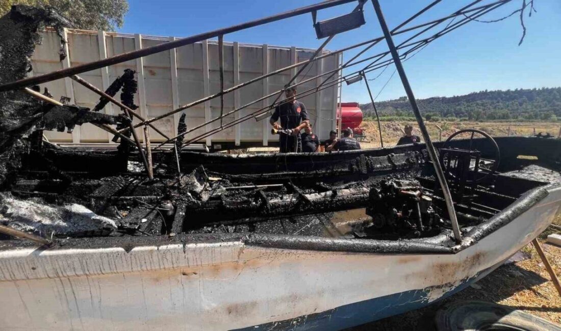 Aksu ilçesinde, karaya çekili durumda olan bir teknede çıkan yangın,