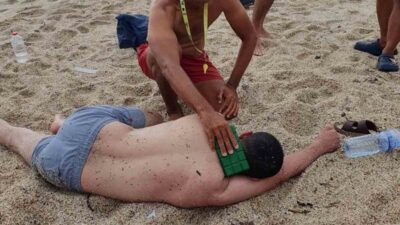 Alanya ilçesine bağlı Antalya’da bir tatilcinin denizde boğulma tehlikesi atlattığı