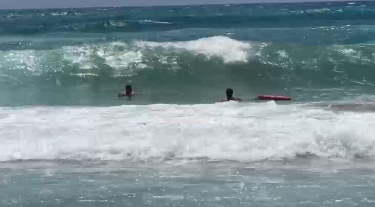 Alanya, Antalya ilçesinde bir tatilci, denize girdikten sonra dalgalar yüzünden