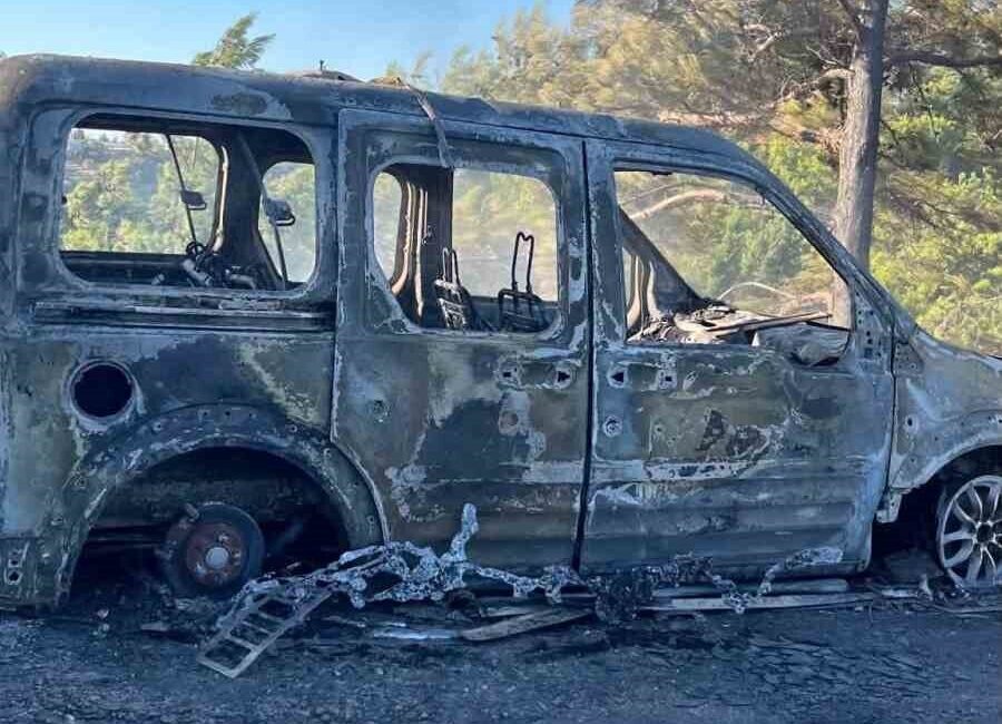 Alanya ilçesindeki çalılık alanda meydana gelen yangın, ekiplerin hızlı müdahalesiyle