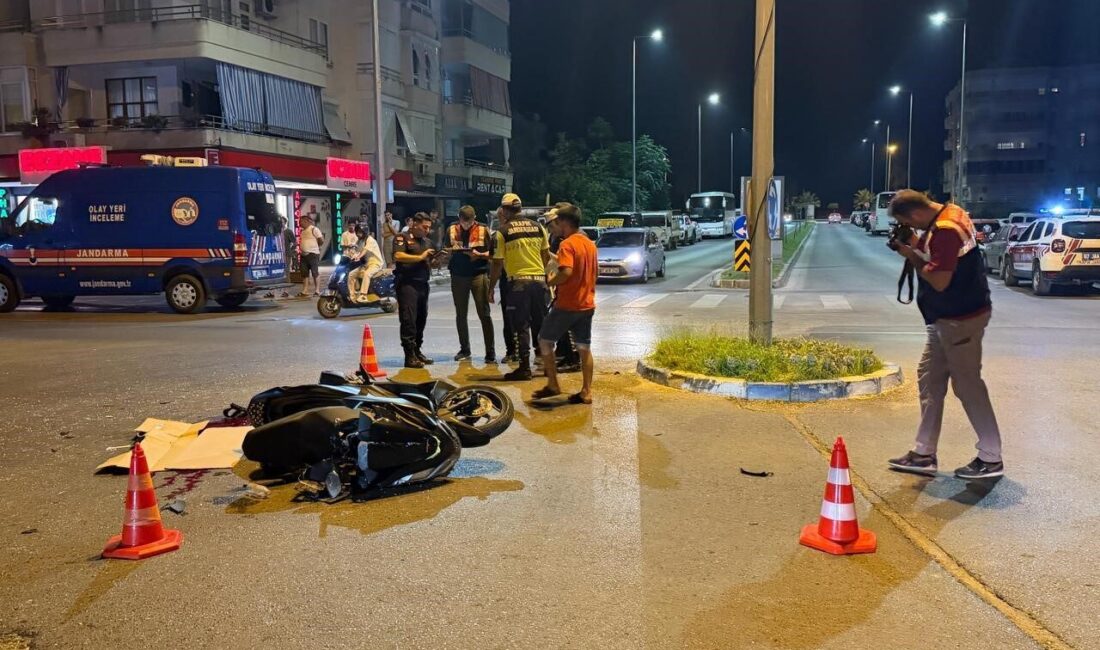 Alanya ilçesinde, bir motosiklet ile hafif ticari aracın çarpışması sonucu