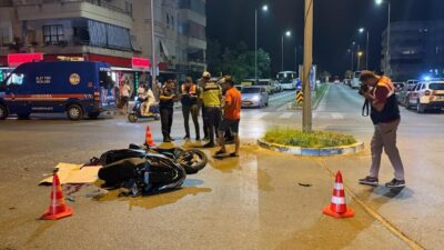 Alanya ilçesinde, bir motosiklet ile hafif ticari aracın çarpışması sonucu