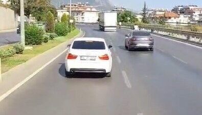 Alanya ilçesinde meydana gelen bir trafik olayında, itfaiye ekibi sirenlerini