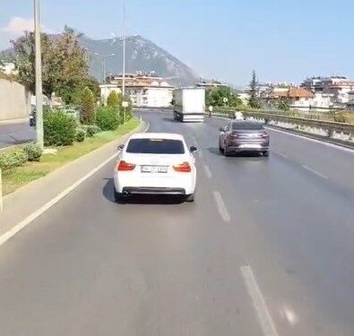Alanya ilçesinde meydana gelen bir trafik olayında, itfaiye ekibi sirenlerini