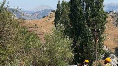 Alanya ilçesindeki bir otluk alanda meydana gelen yangın, karadan müdahale