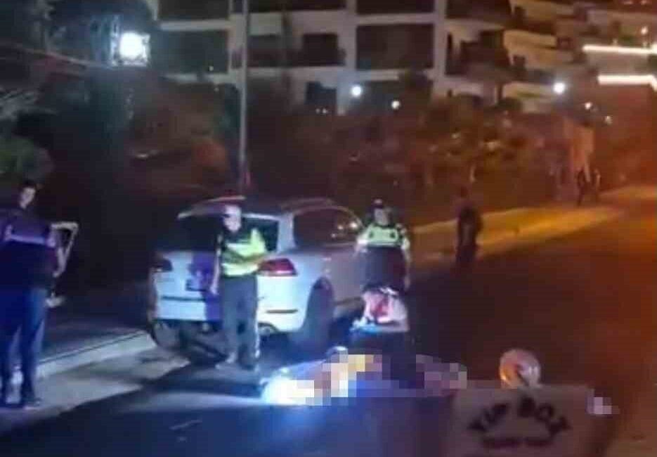 Alanya ilçesinde bir motosikletin park halindeki bir otomobile çarpması sonucu