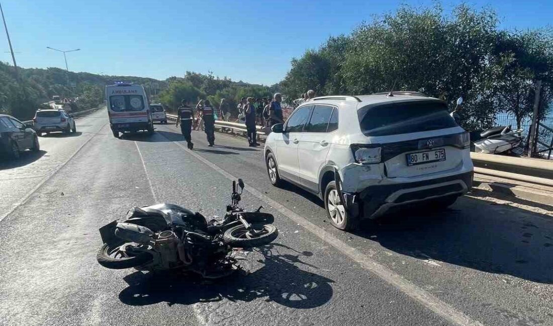Alanya ilçesinde emniyet şeridinde park halindeki bir otomobile çarpan motosiklet,