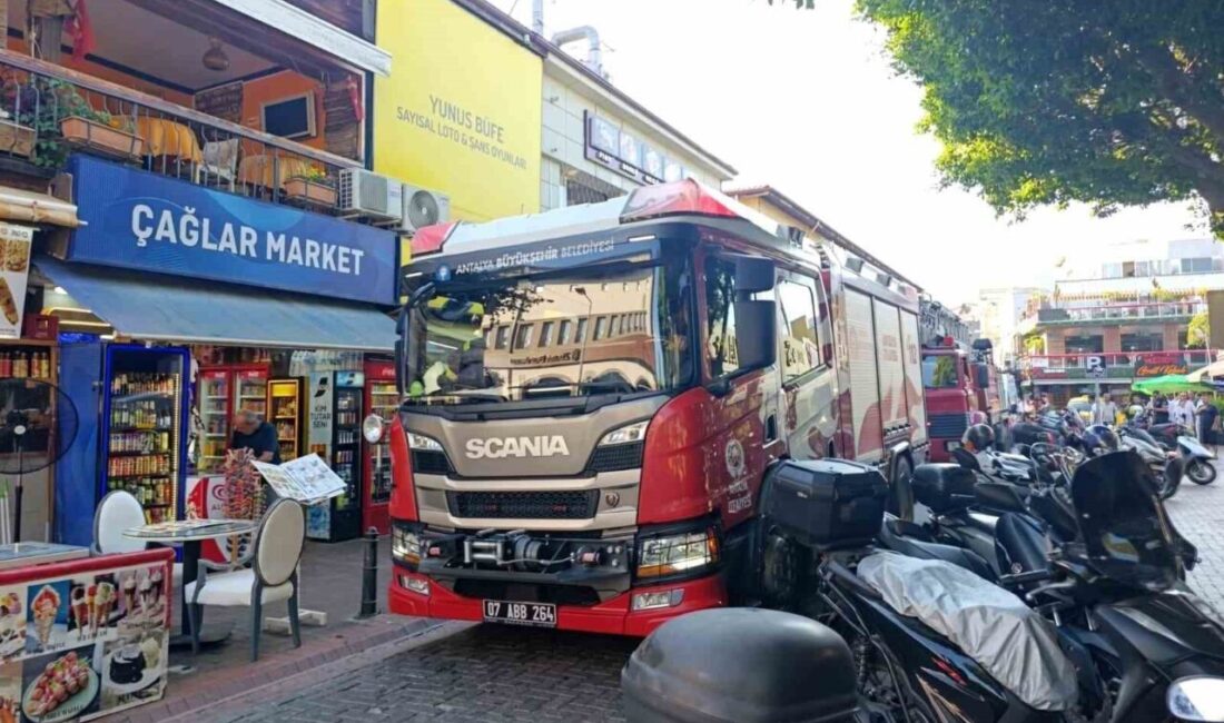 Alanya ilçesinde bir restoranın bacasından yükselen dumanlar, çevre sakinlerinde endişe