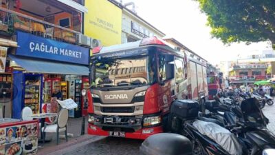 Alanya ilçesinde bir restoranın bacasından yükselen dumanlar, çevre sakinlerinde endişe
